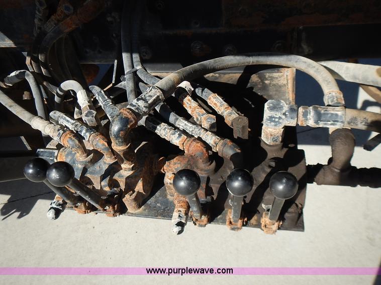 image for item J6343 1995 Ford F750 dump truck with scissor lift bed