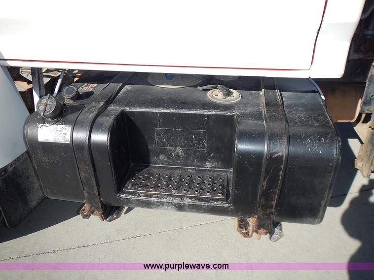 image for item J6343 1995 Ford F750 dump truck with scissor lift bed