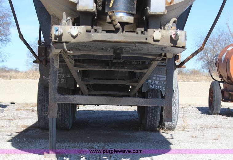 image for item J7736 1999 Travis HRS end dump trailer