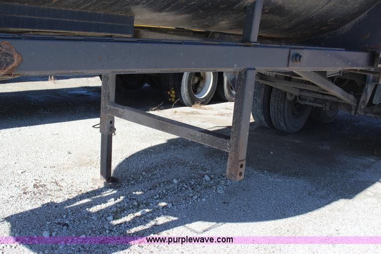 image for item J7736 1999 Travis HRS end dump trailer