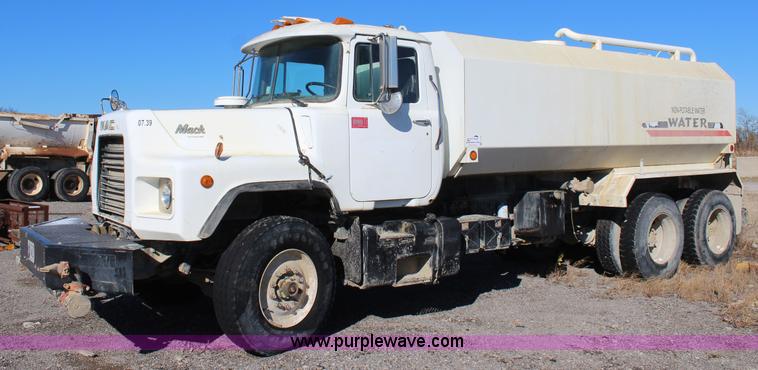 image for item J7743 1993 Mack DM688S tank truck