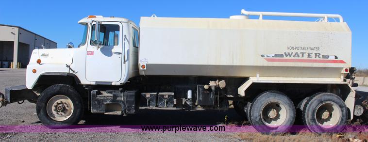 image for item J7743 1993 Mack DM688S tank truck