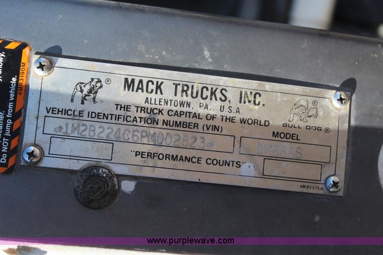 image for item J7743 1993 Mack DM688S tank truck