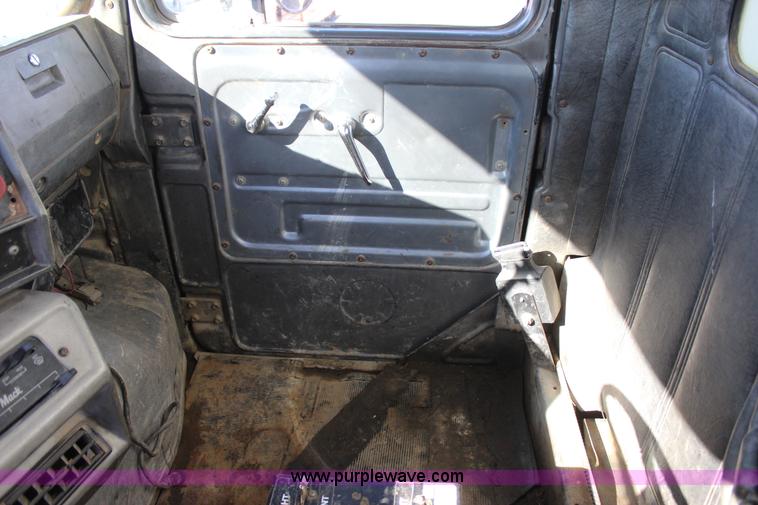 image for item J7743 1993 Mack DM688S tank truck