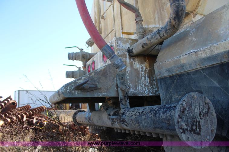 image for item J7743 1993 Mack DM688S tank truck