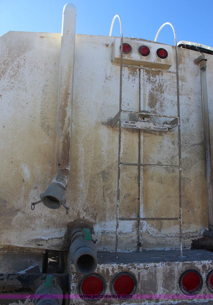 image for item J7743 1993 Mack DM688S tank truck