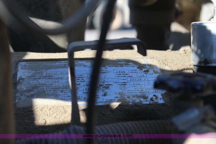 image for item J7743 1993 Mack DM688S tank truck