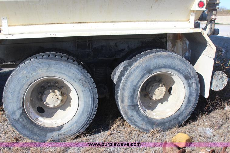 image for item J7743 1993 Mack DM688S tank truck