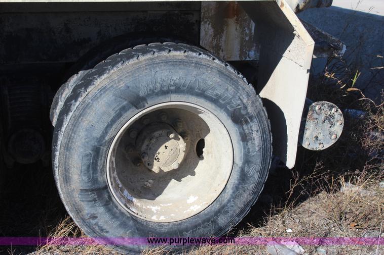 image for item J7743 1993 Mack DM688S tank truck