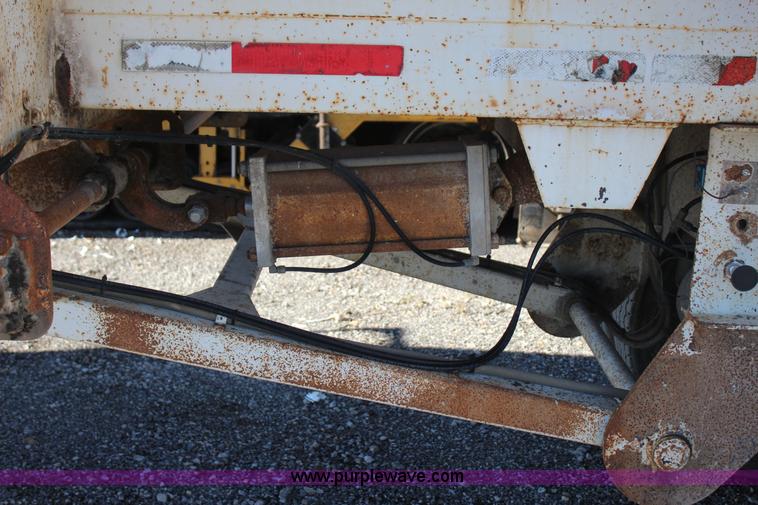 image for item J7745 1998 Travis HRSFL end dump trailer