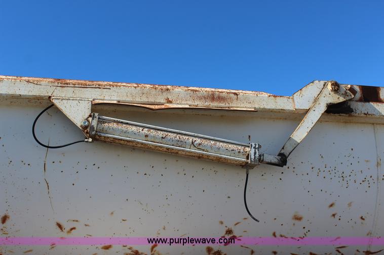 image for item J7745 1998 Travis HRSFL end dump trailer