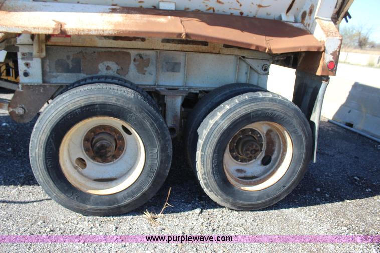 image for item J7745 1998 Travis HRSFL end dump trailer