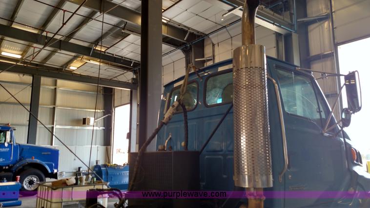 image for item K1215 2002 Sterling L9500 semi truck