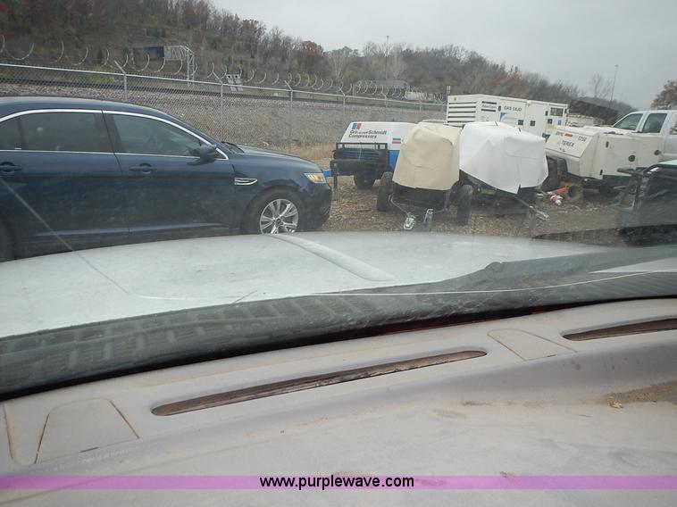 image for item L3573 1999 Ford F350 Super Duty XL flatbed pickup truck