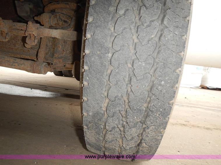 image for item L3573 1999 Ford F350 Super Duty XL flatbed pickup truck