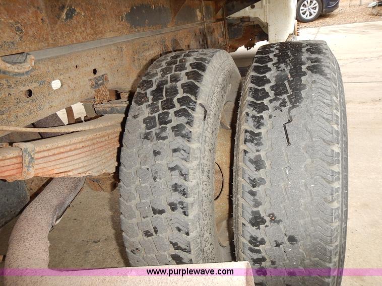 image for item L3573 1999 Ford F350 Super Duty XL flatbed pickup truck