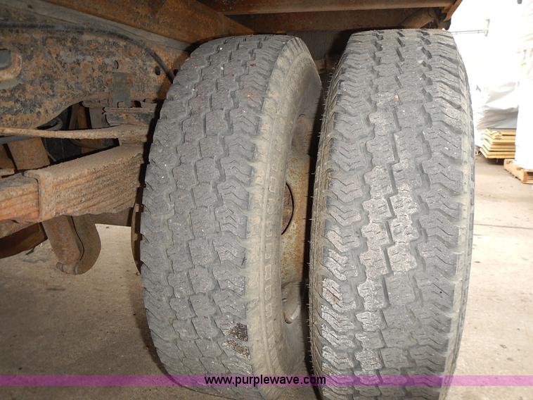 image for item L3573 1999 Ford F350 Super Duty XL flatbed pickup truck