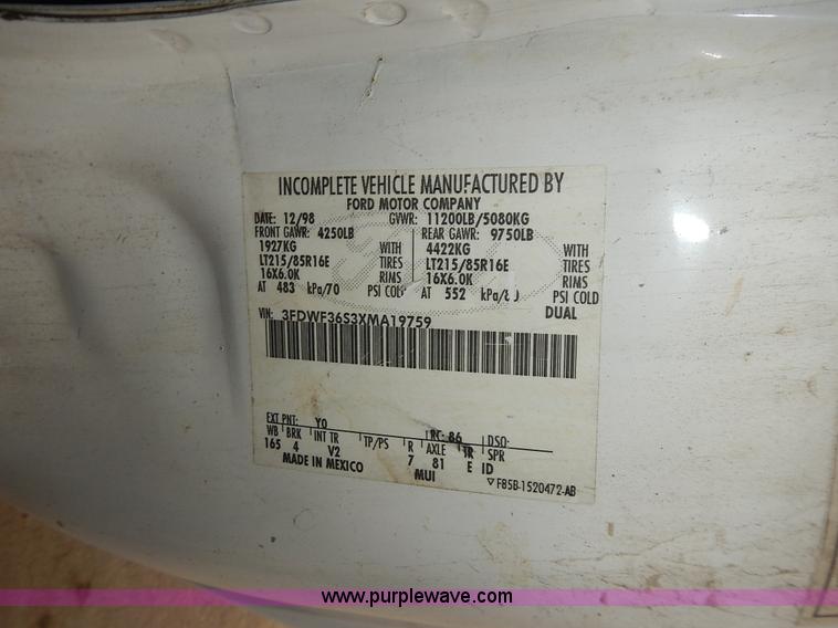 image for item L3573 1999 Ford F350 Super Duty XL flatbed pickup truck