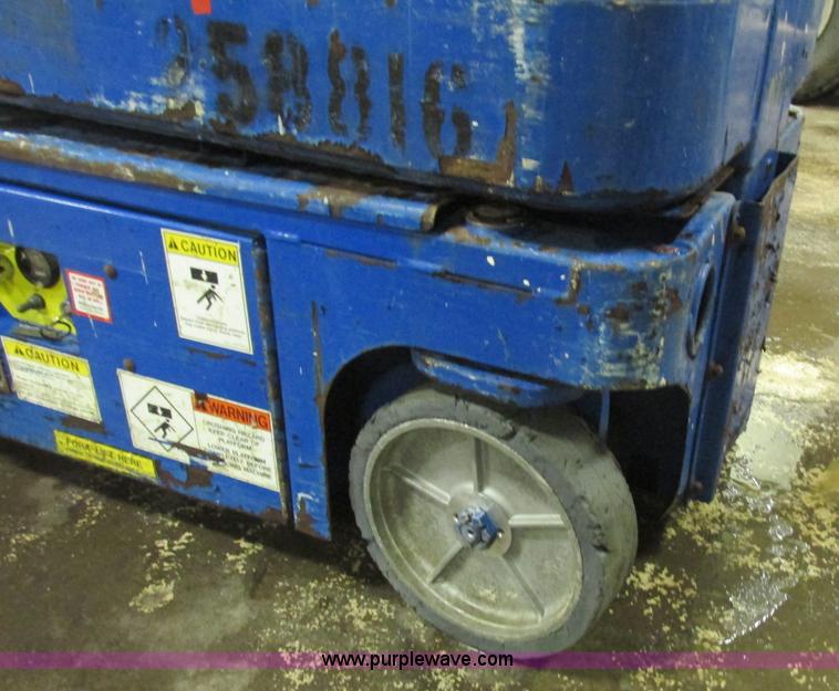 image for item L3906 1999 Up Right Tm-12 vertical lift