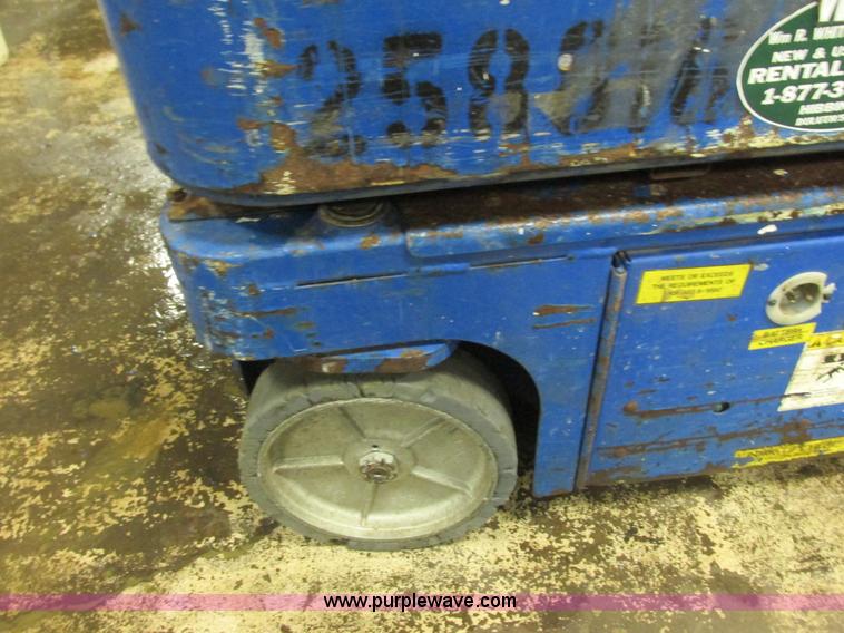 image for item L3906 1999 Up Right Tm-12 vertical lift