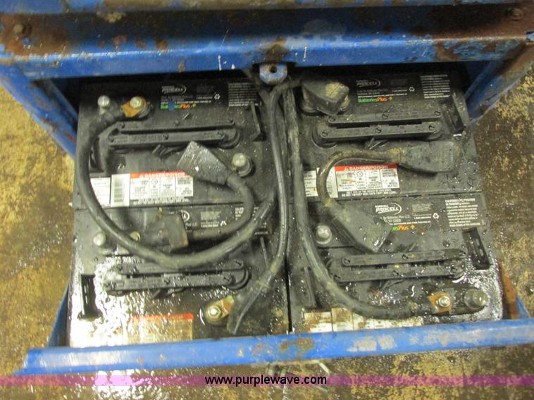 image for item L3906 1999 Up Right Tm-12 vertical lift