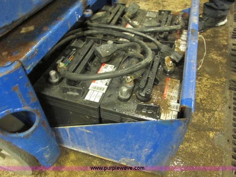 image for item L3906 1999 Up Right Tm-12 vertical lift