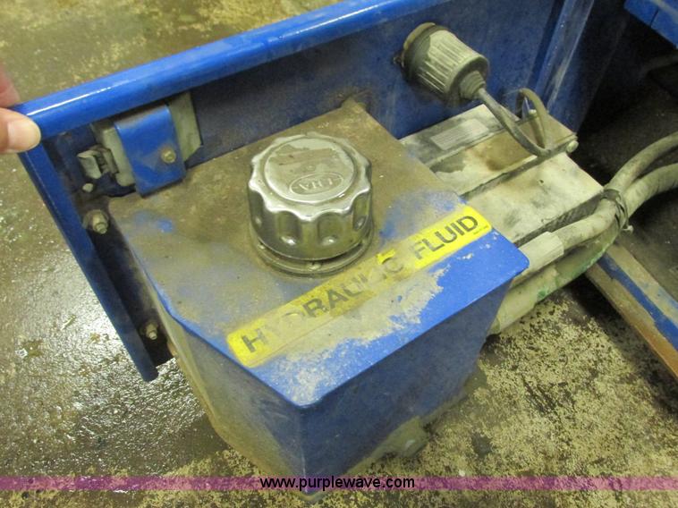 image for item L3906 1999 Up Right Tm-12 vertical lift