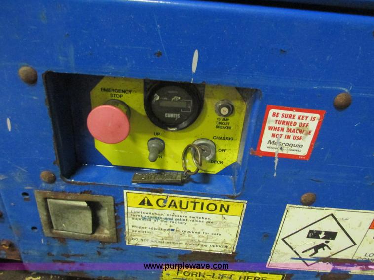 image for item L3906 1999 Up Right Tm-12 vertical lift