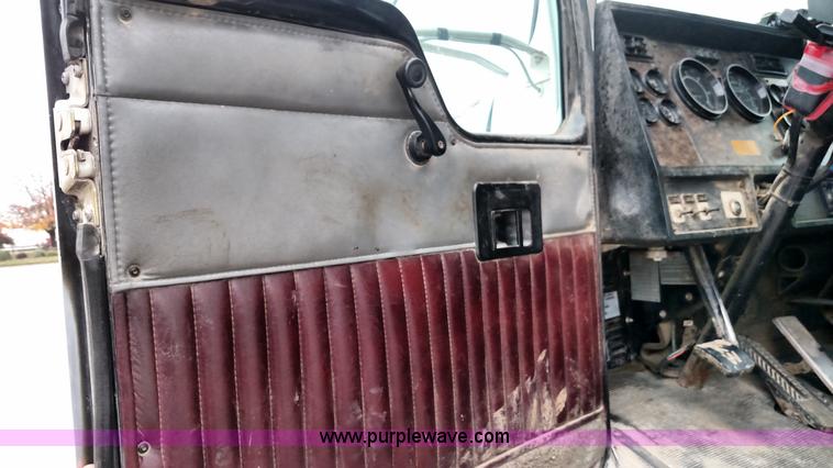 image for item L6005 1998 Kenworth T800 semi truck