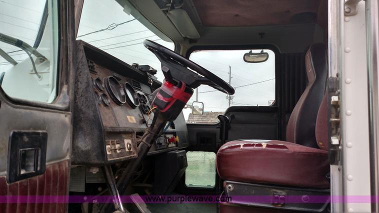 image for item L6005 1998 Kenworth T800 semi truck