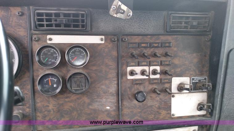 image for item L6005 1998 Kenworth T800 semi truck