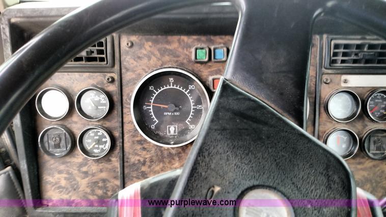 image for item L6005 1998 Kenworth T800 semi truck