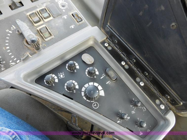 image for item AW9327 1998 Case IH MX240 MFWD tractor