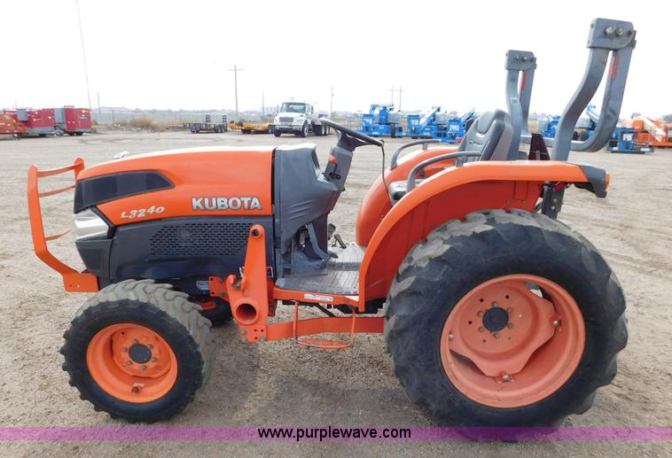 image for item AW9367 2011 Kubota L3240D MFWD tractor