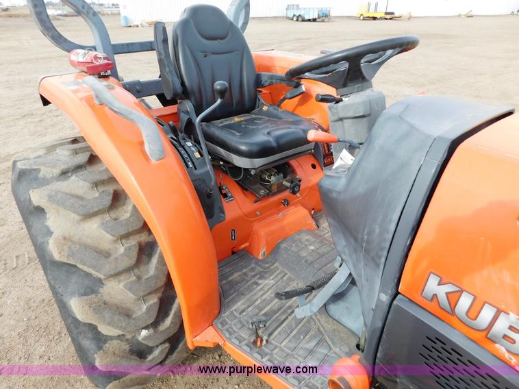 image for item AW9367 2011 Kubota L3240D MFWD tractor