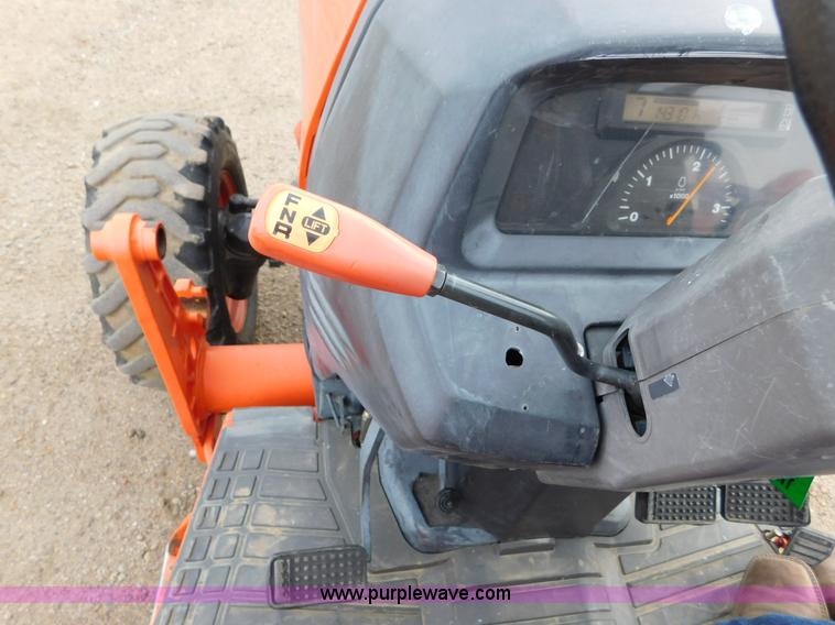image for item AW9367 2011 Kubota L3240D MFWD tractor