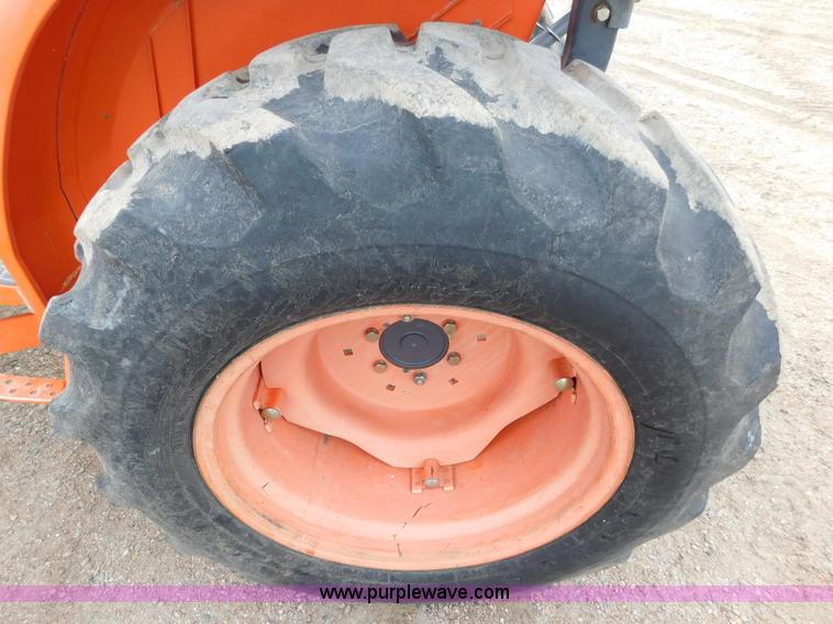 image for item AW9367 2011 Kubota L3240D MFWD tractor