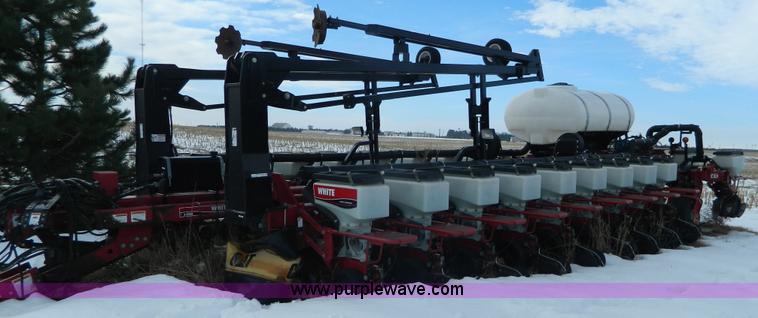 image for item AX9586 2005 AGCO White 8524 planter