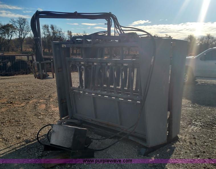 image for item BR9421 Shop built cattle squeeze chute