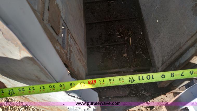 image for item BR9421 Shop built cattle squeeze chute