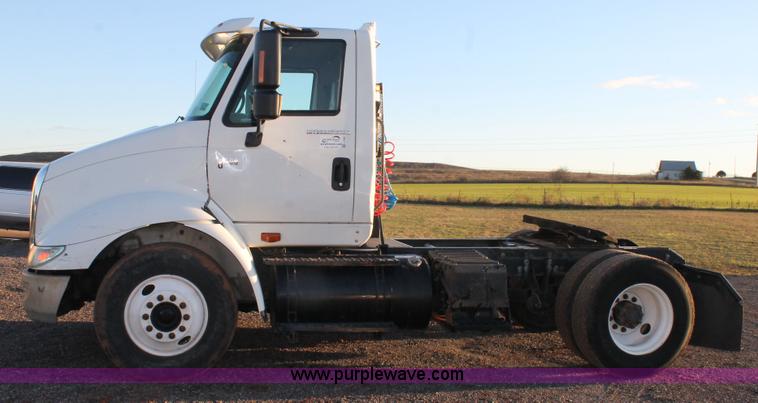 image for item J1362 2004 International TranStar 8600 semi truck