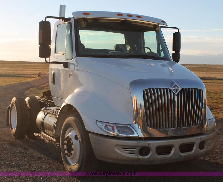 image for item J1362 2004 International TranStar 8600 semi truck