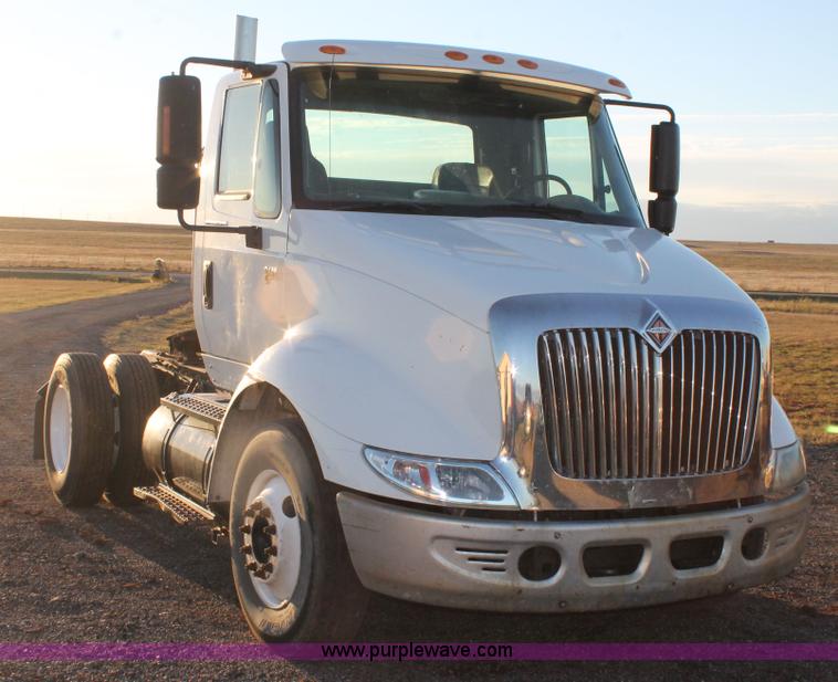 image for item J1362 2004 International TranStar 8600 semi truck
