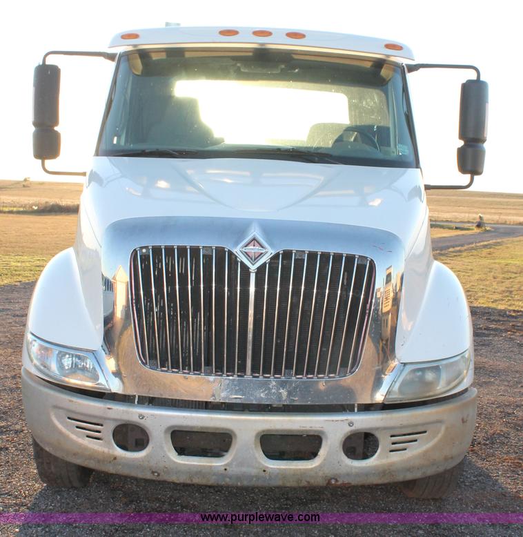 image for item J1362 2004 International TranStar 8600 semi truck