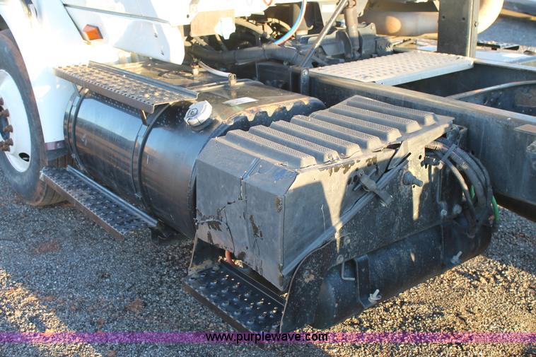 image for item J1362 2004 International TranStar 8600 semi truck