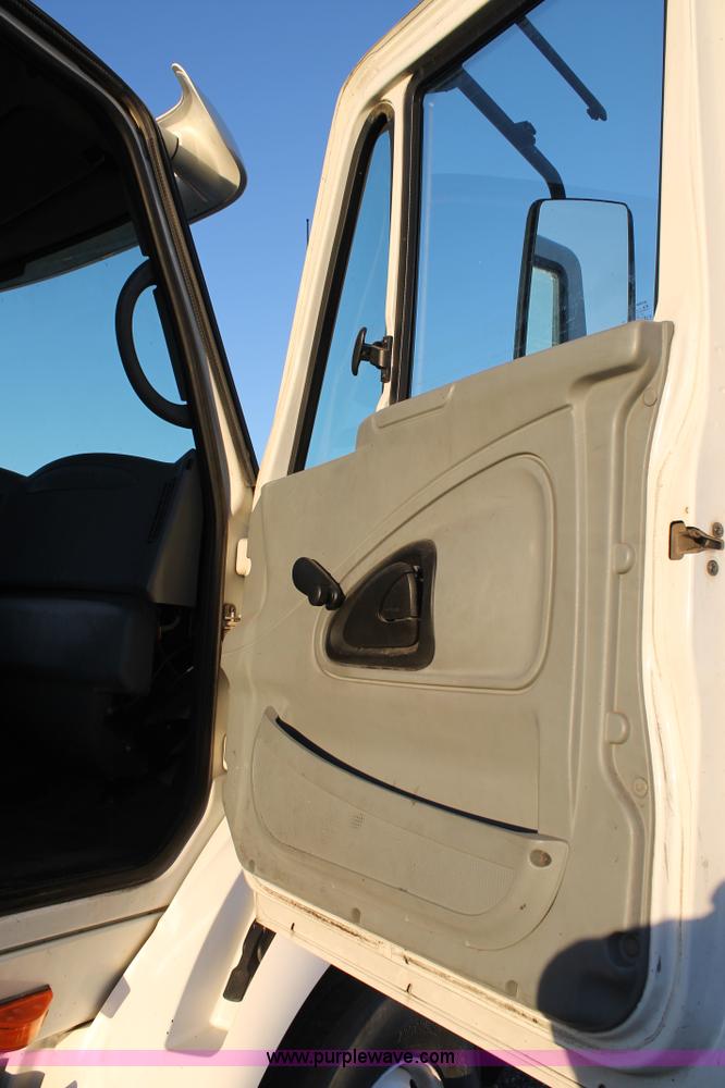 image for item J1362 2004 International TranStar 8600 semi truck