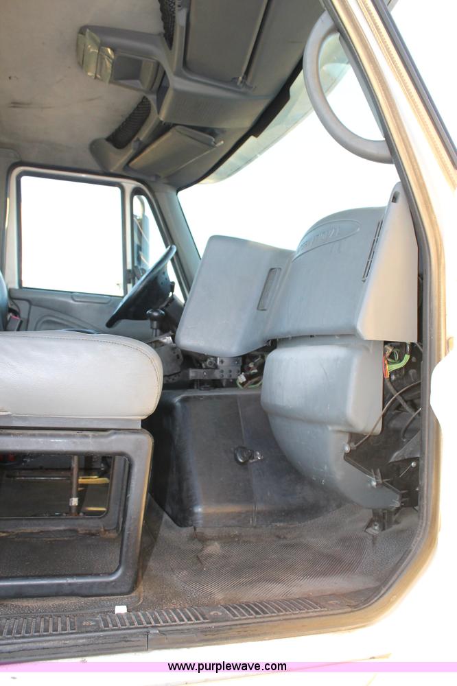 image for item J1362 2004 International TranStar 8600 semi truck