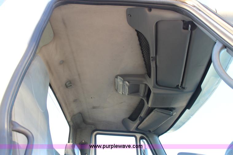 image for item J1362 2004 International TranStar 8600 semi truck