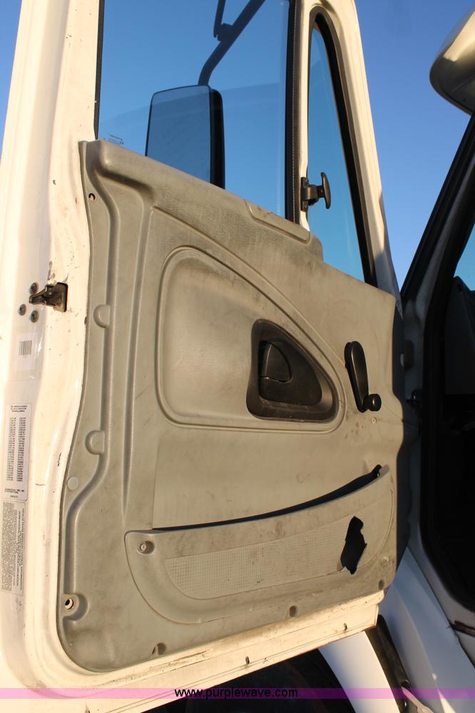 image for item J1362 2004 International TranStar 8600 semi truck