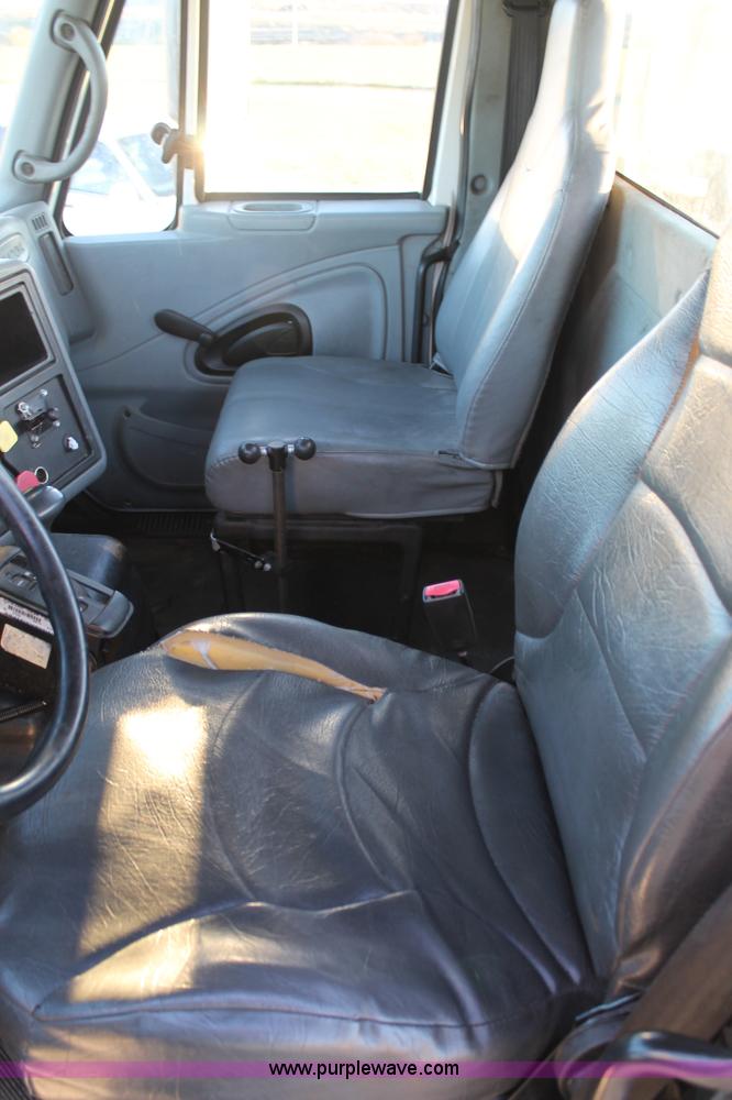 image for item J1362 2004 International TranStar 8600 semi truck